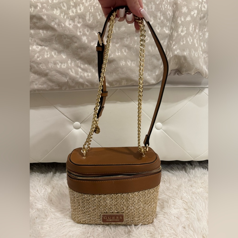 Guess purse 👜 brand new with tags .